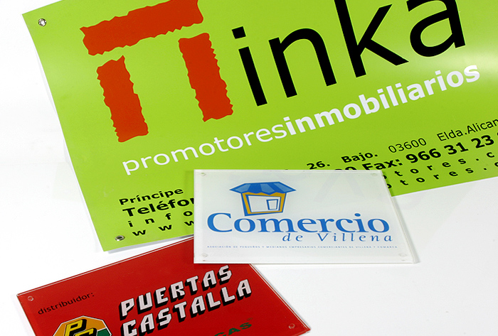 Carteles de empresas inmobiliarias