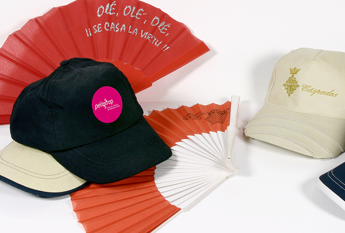 Sombreros y abanicos coloridos