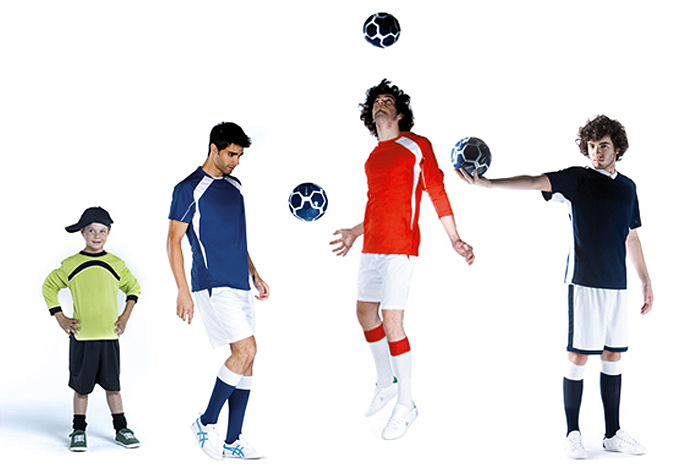 Jugadores de fútbol con balones